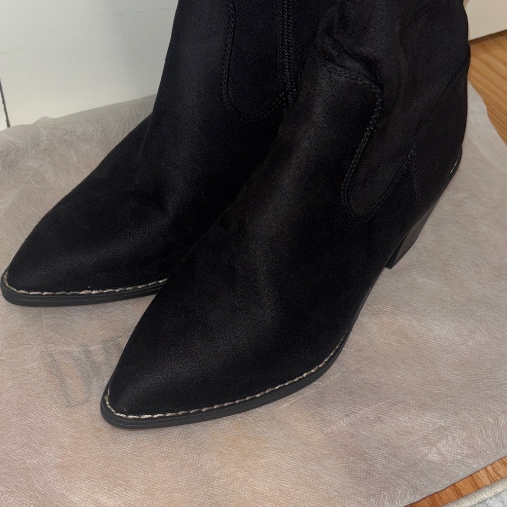Elegant Black Women's Boots - Picture 7 of 7